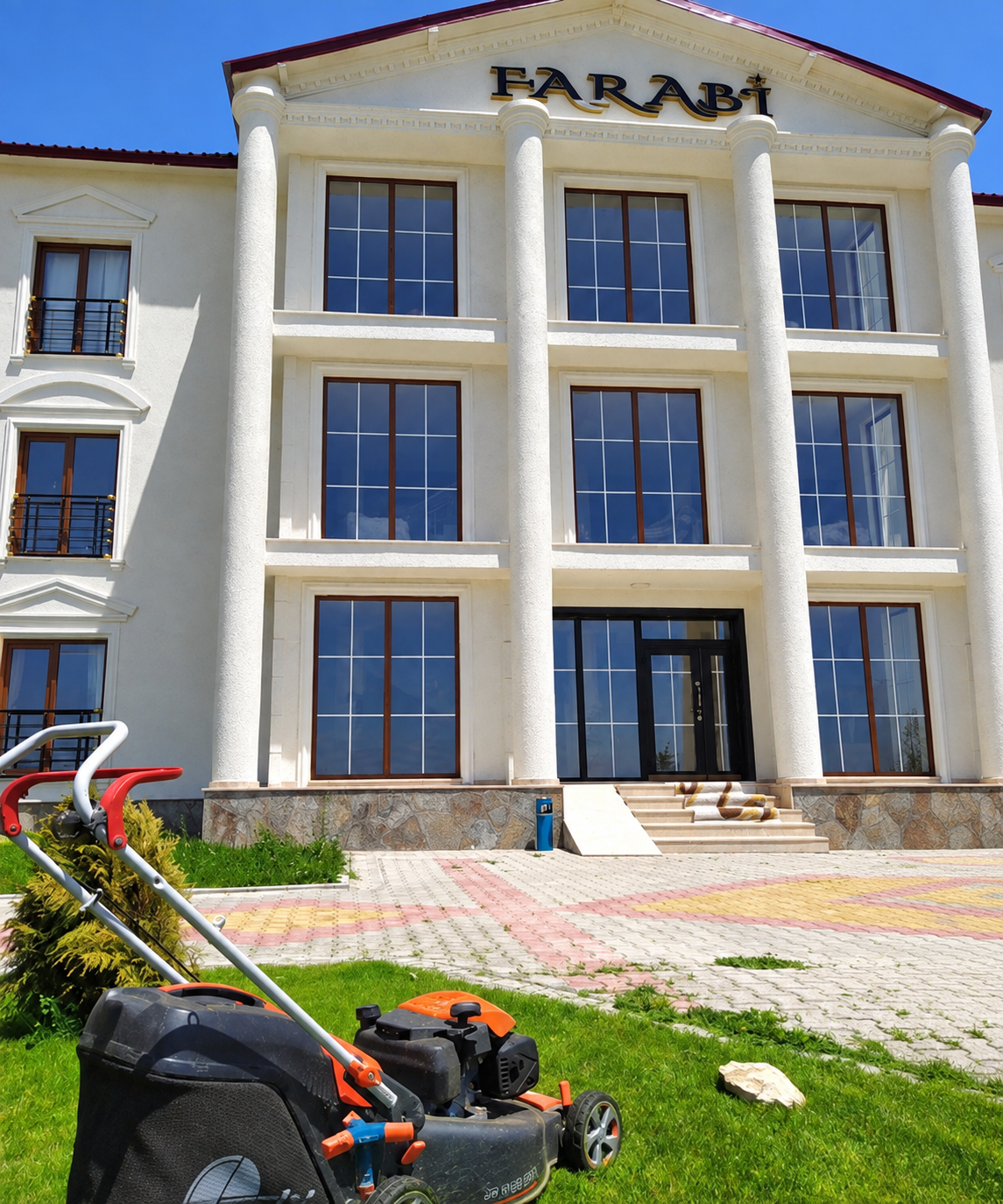 Farabi Otel giriş cephesi