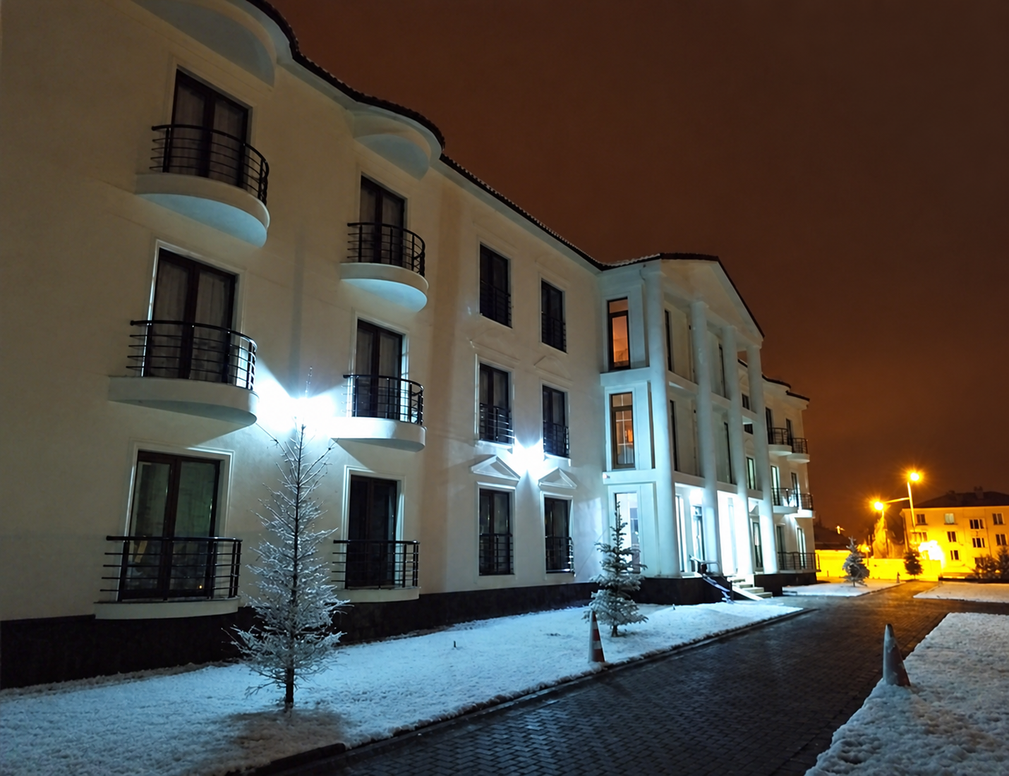 Farabi Otel gece görünümü